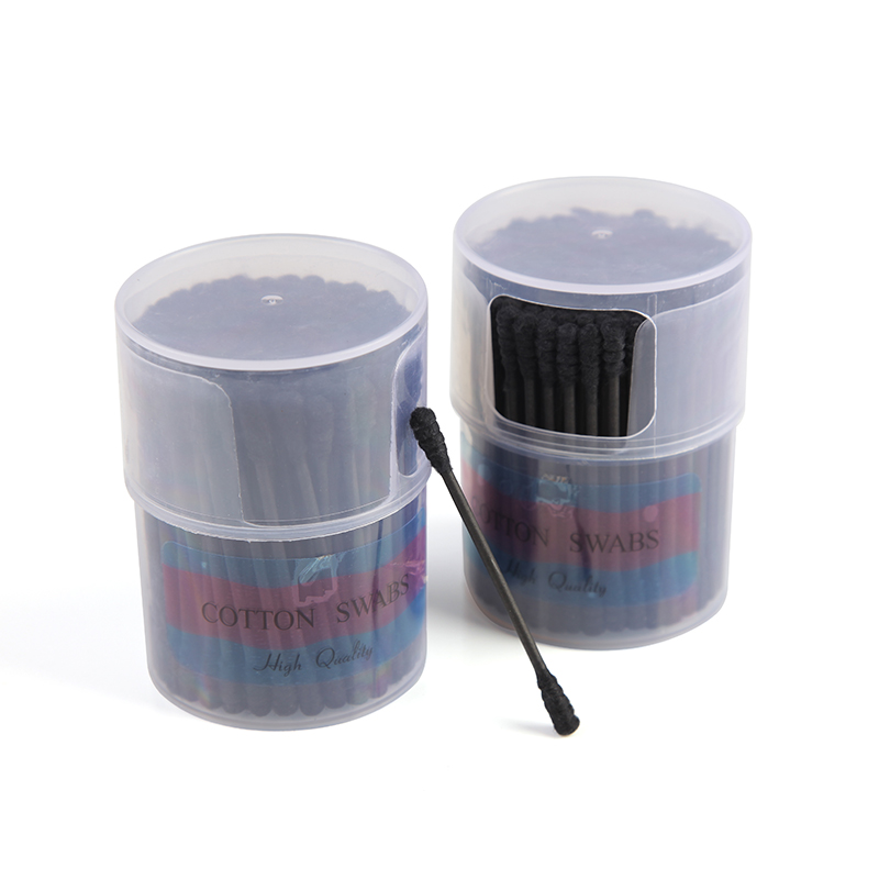 Kosmeettinen kaksipäinen musta puuvillapuikko laatikolla 