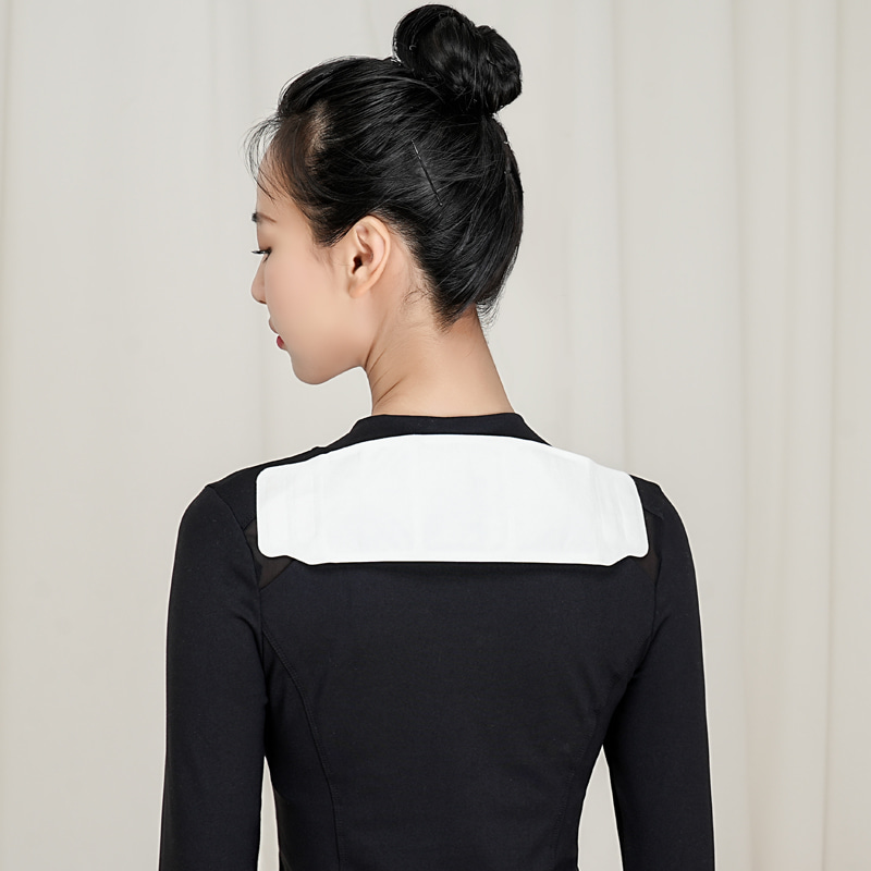 Kertakäyttöinen kipua lievittävä lämpölaastari olkapäälle